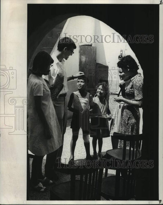 1966 Press Photo The Lotzes visit with two neighboring youngsters - nob70866-Historic Images