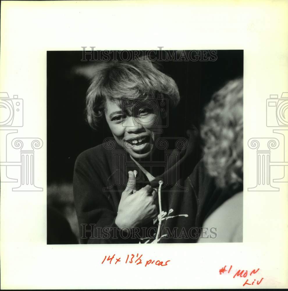 1990 Press Photo Elvie Johnson talks to volunteers at JoEllen Smith Hospital - Historic Images