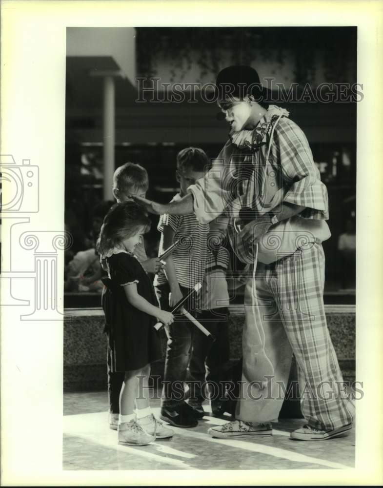 1988 Press Photo Jojo the Clown entertains children at Esplanade Mall - Historic Images