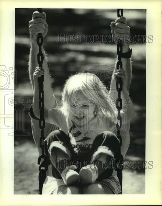 1989 Press Photo Arkady Hennessey swings on her dad's lap in Audubon Park - Historic Images