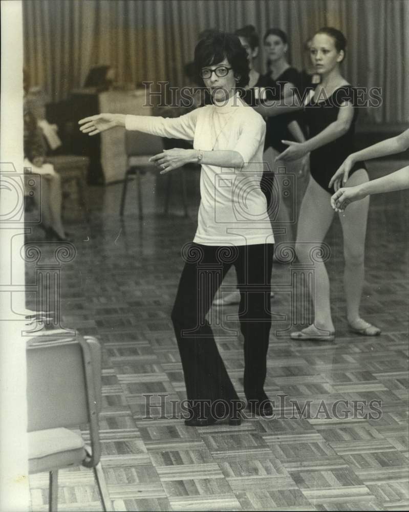 1972 Press Photo Christine Hennessy, the instructor at a Dance Clinic. - Historic Images