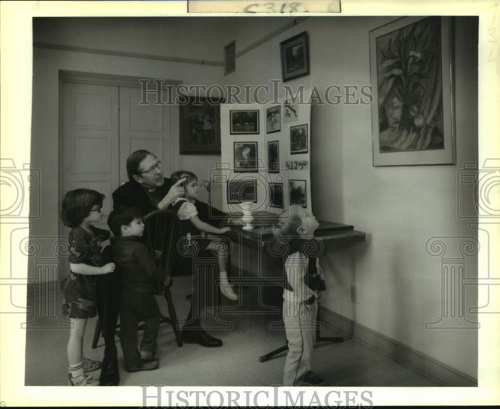 1989 Press Photo Rev. William Mackintosh tells students about painting - Historic Images