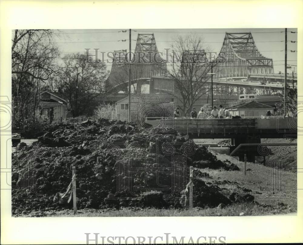 1990 Press Photo Loads of dirt piled along the Magellan Canal in Algiers - Historic Images