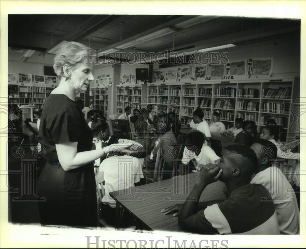 1993 Press Photo Barbara MacPhee shows brain to students at Live Oak School - Historic Images