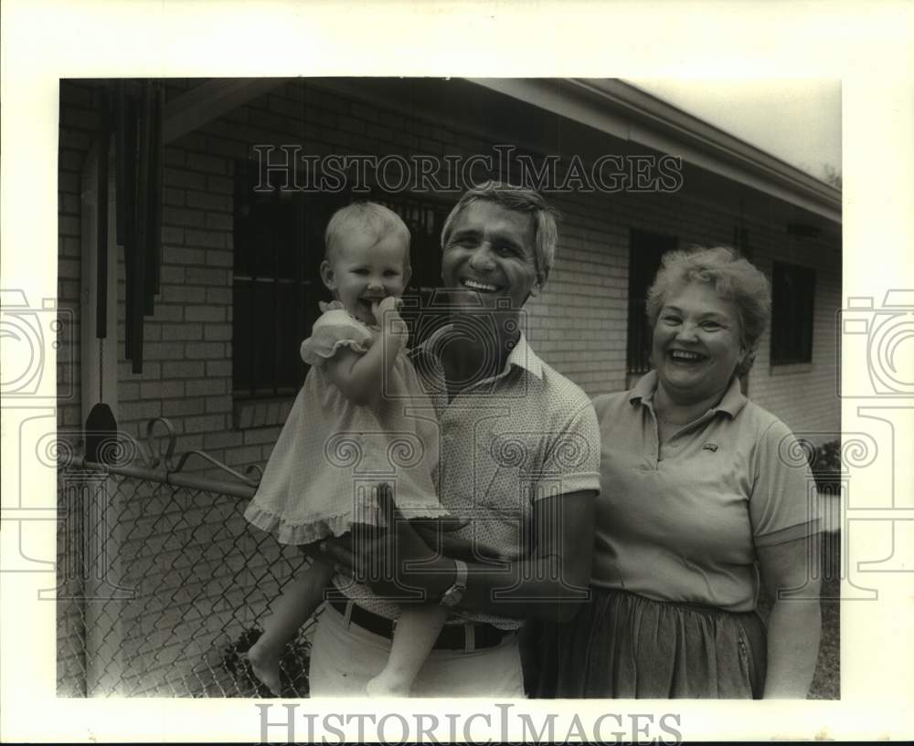 1986 Press Photo Joe Maggoire with his wife Marjorie &amp; grandbaby Marjorie Gail - Historic Images