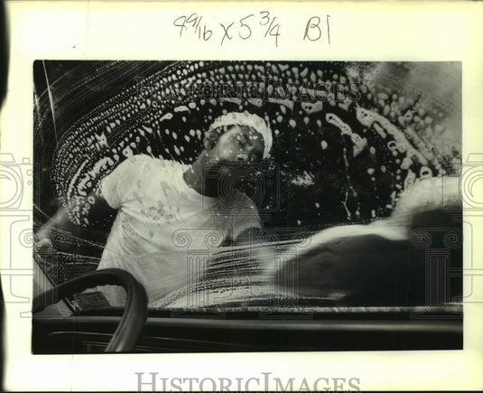 1989 Press Photo Sterling Smith of "Magic Hands Car Wash" in Chalmette, LA - Historic Images