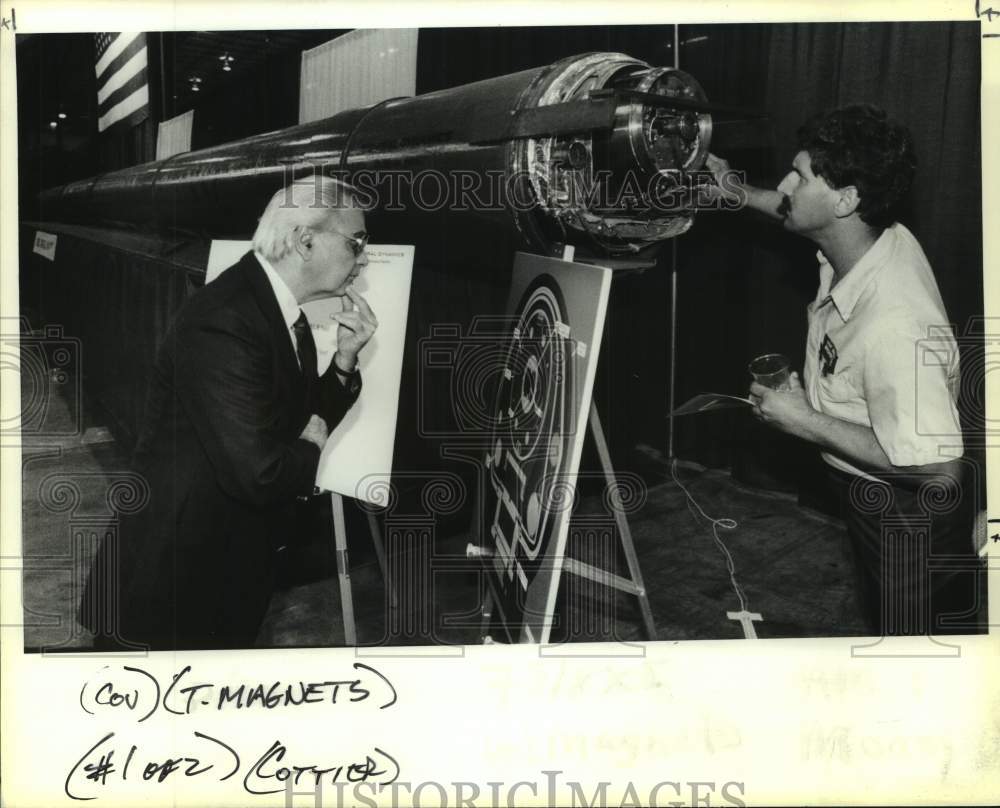 1991 Press Photo Officials inspecting a Humongous Magnet - Historic Images
