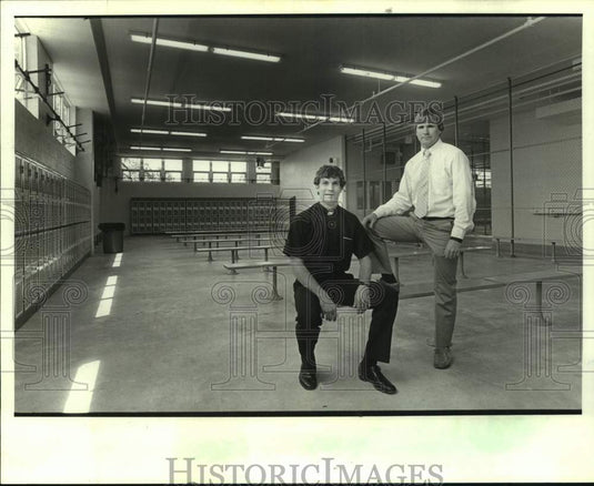 1986 Press Photo John Magner & Chris Donahue in Jesuit High School's locker-room - Historic Images