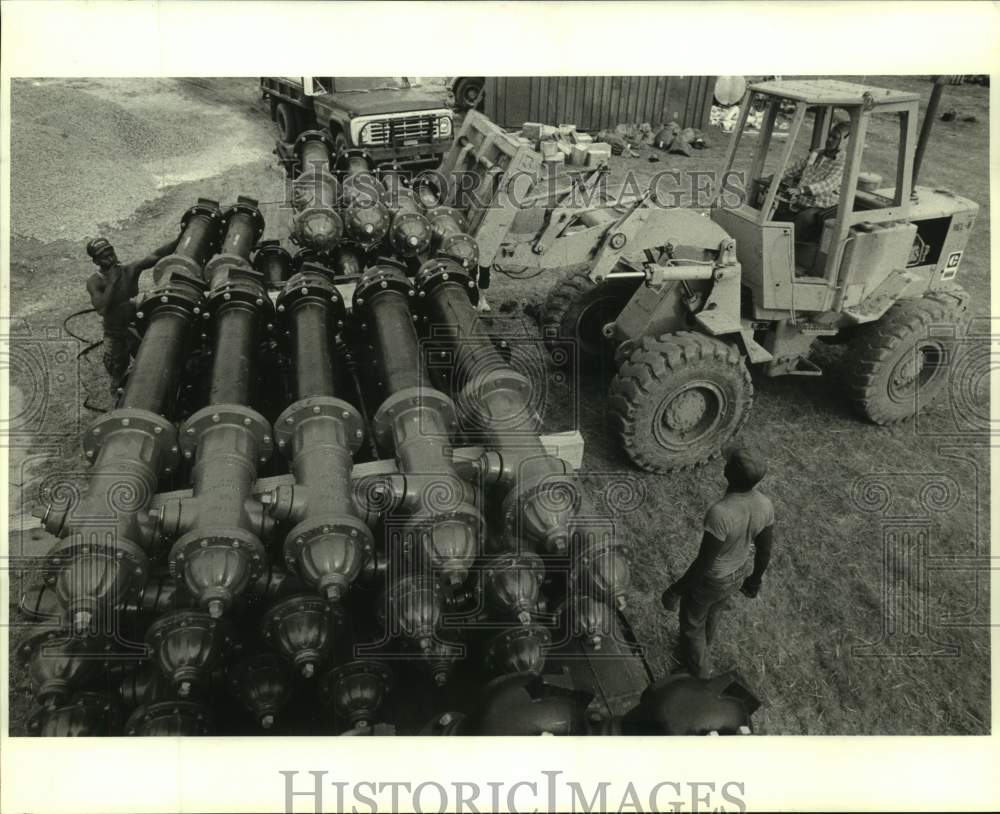 1986 Press Photo Magnolia Construction workers unload St. John Parish Hydrants - Historic Images