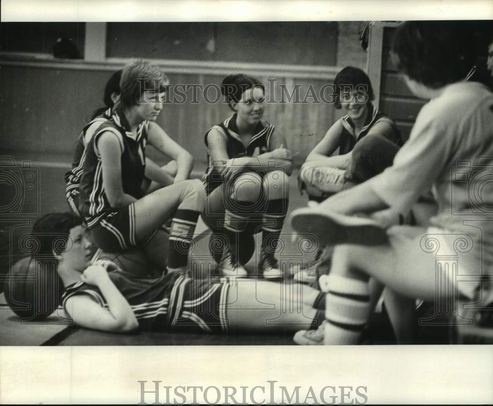 1974 Press Photo Members of the Eaglettes Girls Basketball Team - nob71128- Historic Images