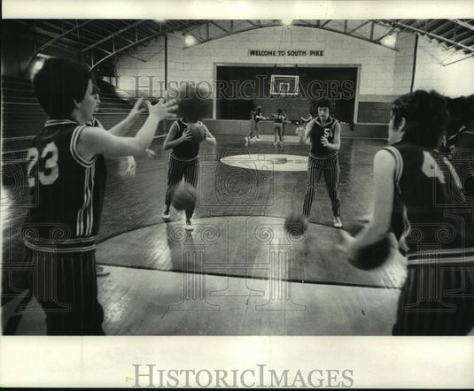 1974 Press Photo Eaglettes keep swarm of basketballs moving in pre-game warmups-Historic Images