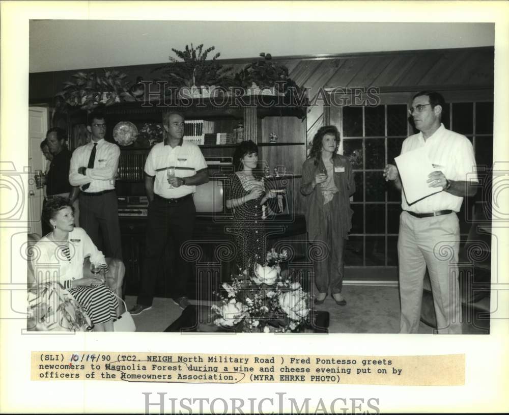 1990 Press Photo Fred Pontesso greets newcomers to Magnolia Forest - Historic Images