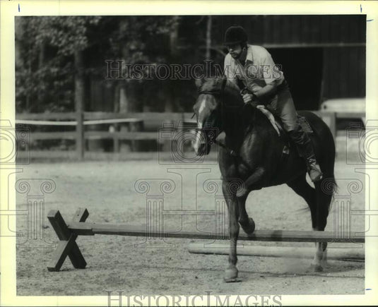 1989 Press Photo Harvey Edward rides equestrian class at Magnolia Forest Stables - Historic Images