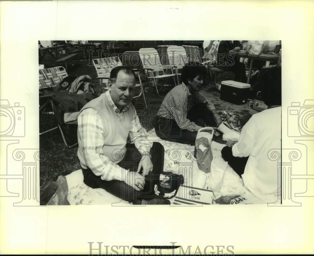 1990 Press Photo Troop Founder and Scout reunion organizer Bert Madere relaxing - Historic Images