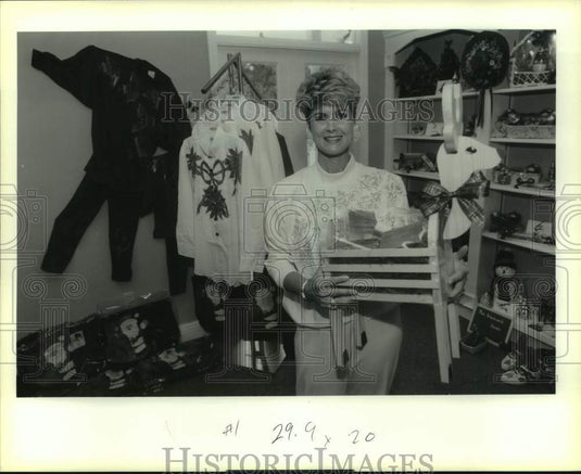 1990 Press Photo Catherine Perez runs the Special Creations store at Magnolia. - Historic Images