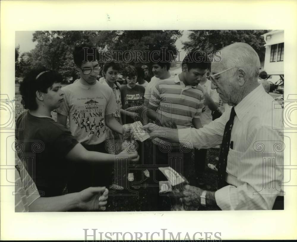 1990 Press Photo Harold Meynier gave out Easter goodies to students at Magnolia. - Historic Images