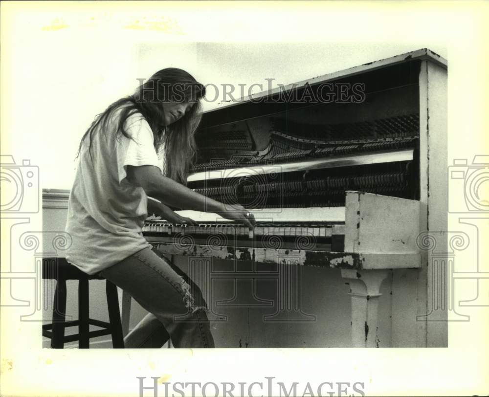 1992 Press Photo Marilee Maguire plays at music festival at fairgrounds - Historic Images