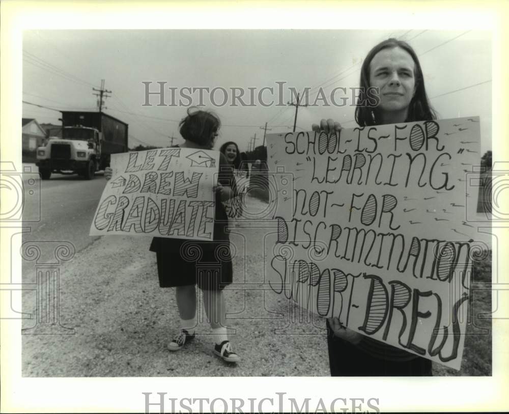 1994 Press Photo Drew Mahaffa &amp; friends march outside Plaquemines Parish Board - Historic Images