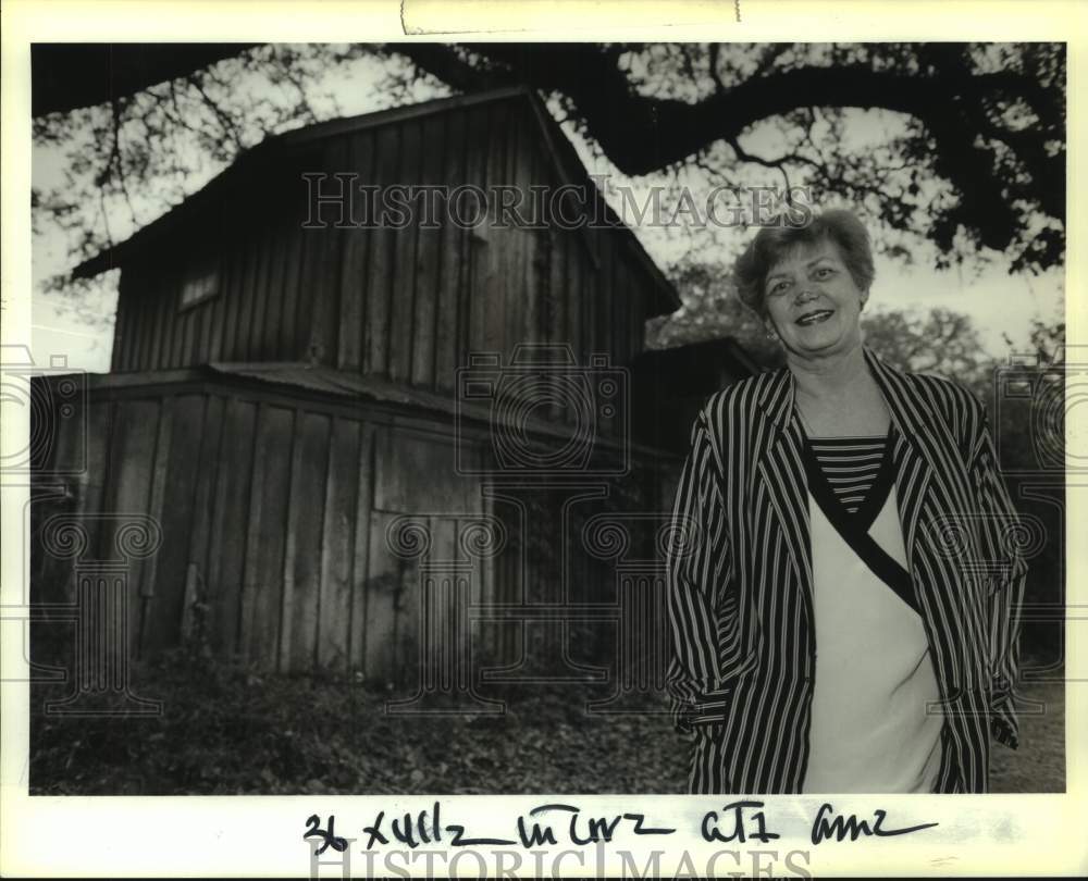 1989 Press Photo Nancy Priest Mackie outside an old carriage house in Covington - Historic Images