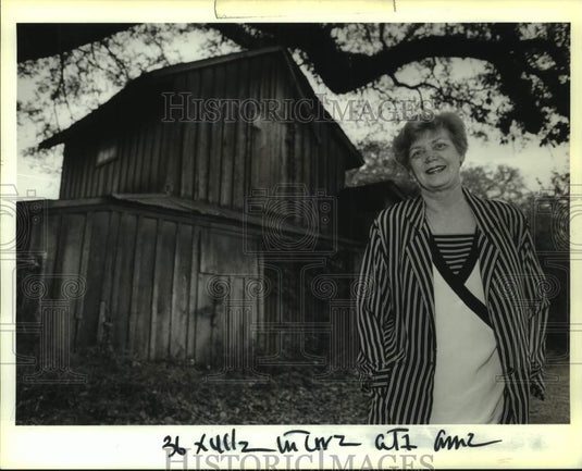 1989 Press Photo Nancy Priest Mackie outside an old carriage house in Covington - Historic Images
