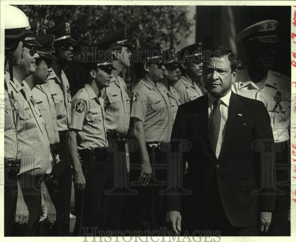 1986 Press Photo Outgoing Mayor Dutch Morial, reviews troops at Memorial service - Historic Images