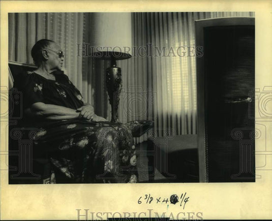 1990 Press Photo Estelle Van Meter in her Los Angeles home - Historic Images