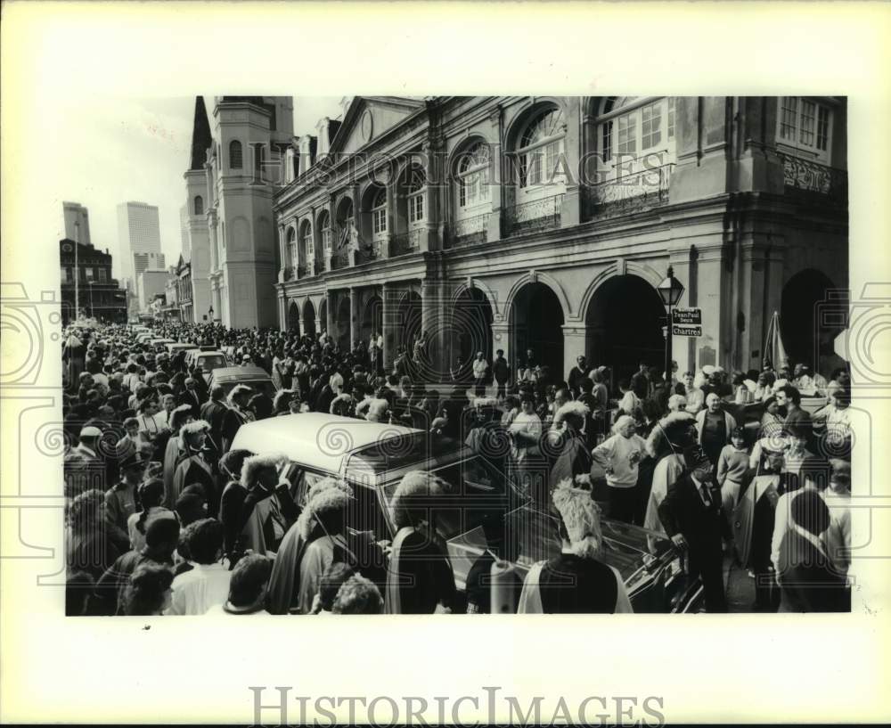 1989 Press Photo Former Mayor Dutch Morial leaves Louis Cathedral - Historic Images