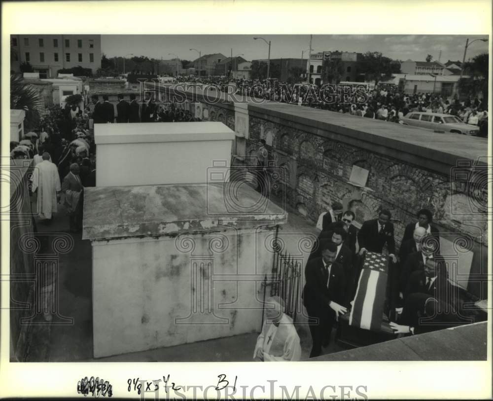 1989 Press Photo Archbishop Hannan leads body of Dutch Morial to be buried - Historic Images