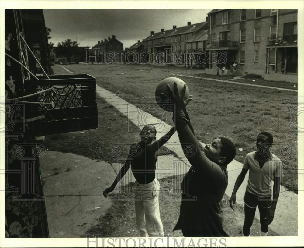 1986 Press Photo Youngsters play basketball in the Magnolia Housing Project - Historic Images