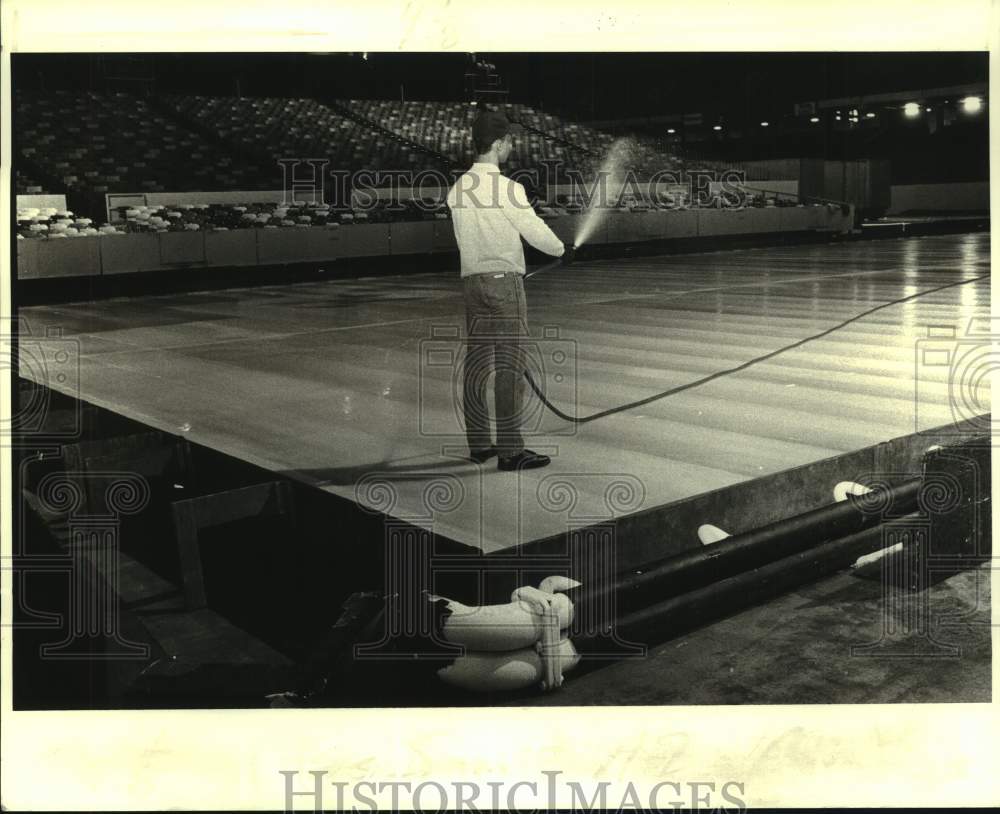 1987 Press Photo Bob Leonard prepares Superdome for the Ice Capades - Historic Images