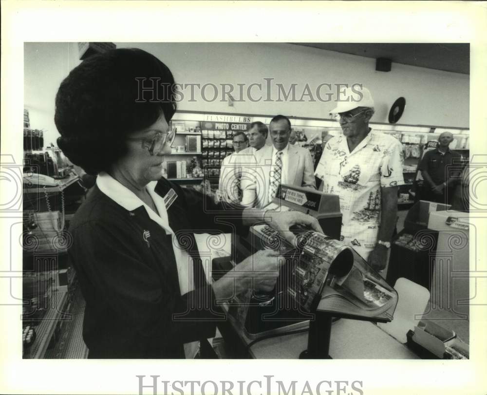 1991 Press Photo Beverly Scales tears lottery tickets at Stumpf Drugs, Gretna - Historic Images