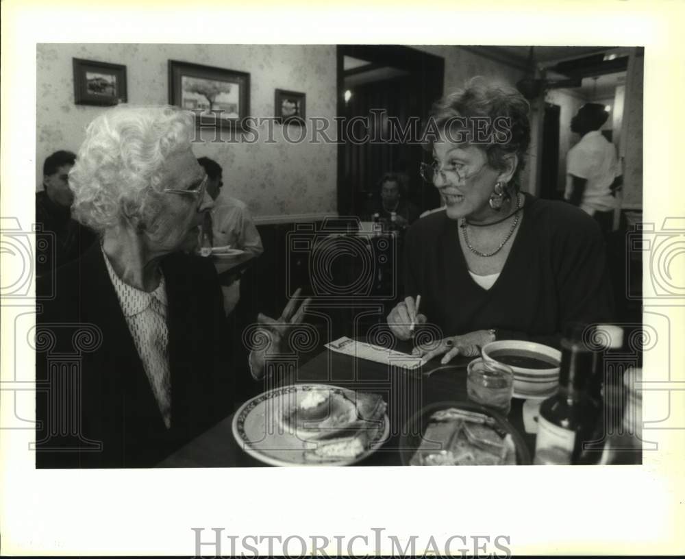 1992 Press Photo Customers At Ye Olde College Inn Fill Out Lotto Cards At Lunch - Historic Images