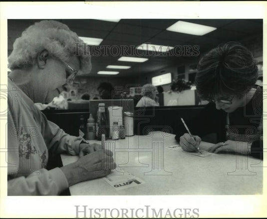 1992 Press Photo Mother & Daughter Fill In Lotto Tickets, Stumpf's Luncheonette - Historic Images