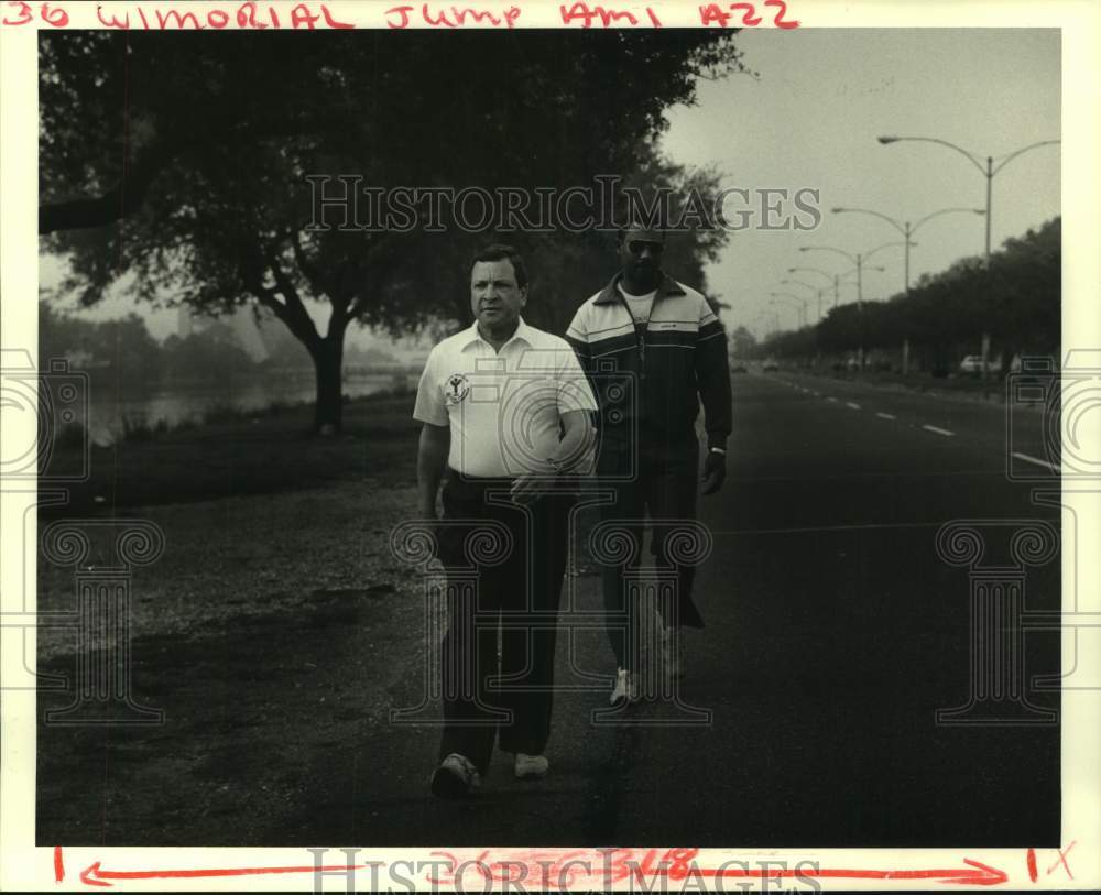1986 Press Photo Mayor Ernest Morial starts morning walk with his body guard - Historic Images