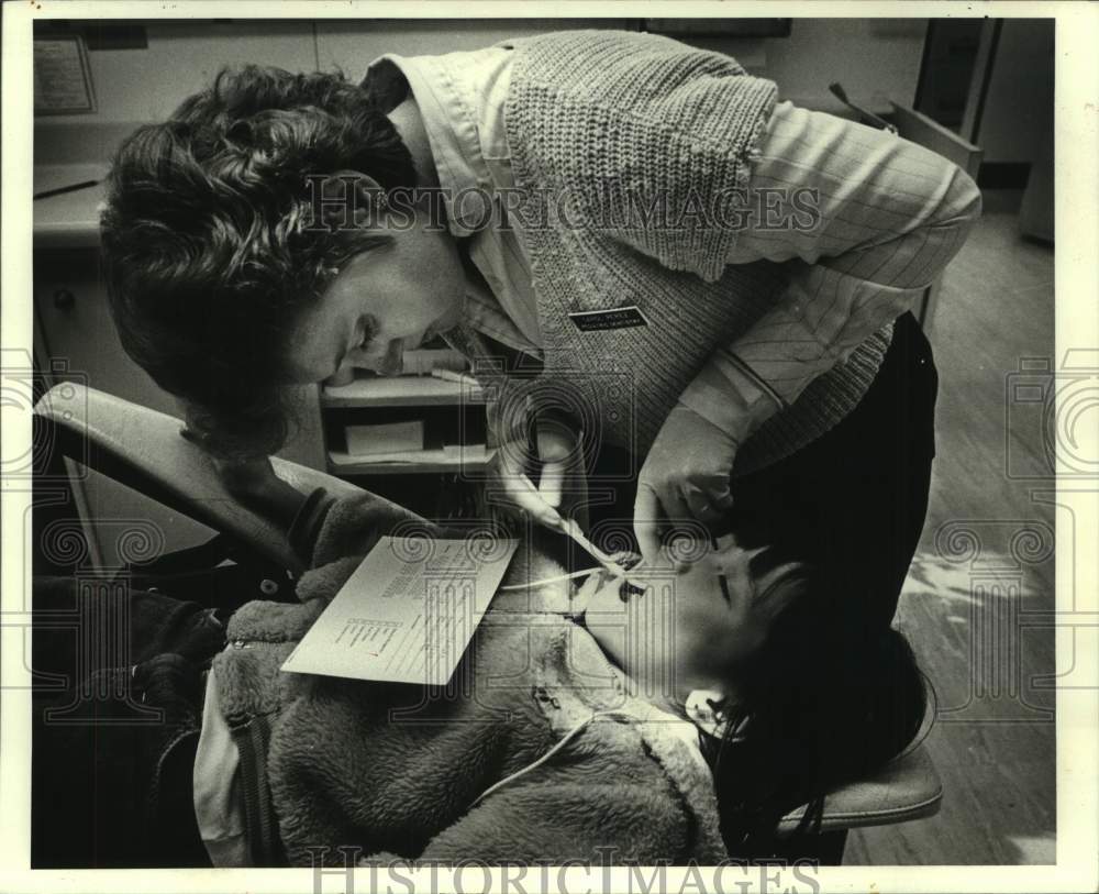 1987 Press Photo Ngoc Pham checked by Carol Perez at LSU School of Dentistry - Historic Images