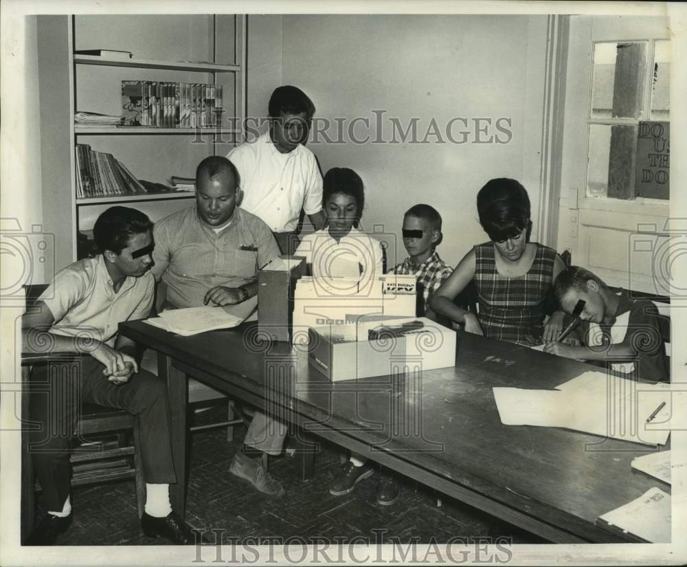 1965 Youngsters during tutor class in LSUNO&#39;s reading program-Historic Images