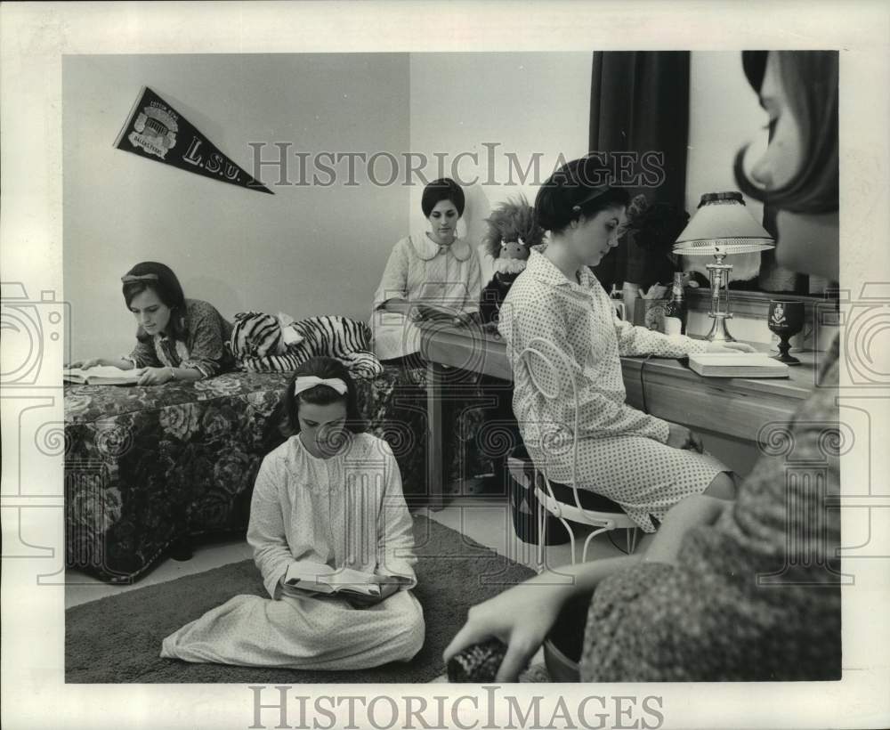 1966 New Orleans-Sorority sisters in final moments before turning in-Historic Images