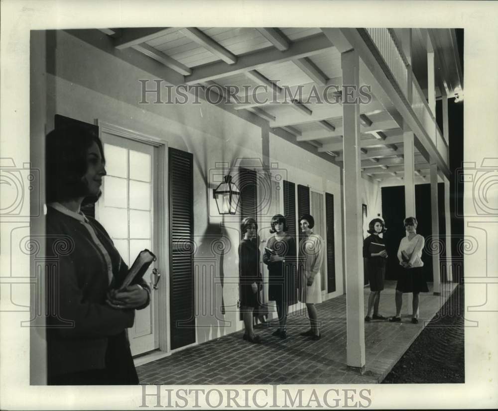 1966 Press Photo LSU students relax in portico of their sorority house-Historic Images