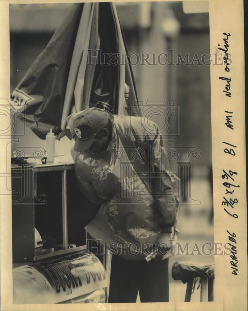 1992 Press Photo Lucky dog vendor Earl Jordan lights fire at stand Canal Street - Historic Images