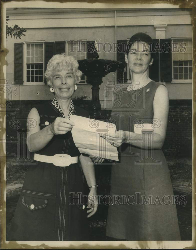 Press Photo Mrs. Lawrence M. Luc and Mrs. Peter L. Hilbert Holding Document - Historic Images