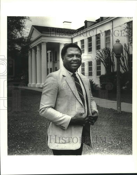 1987 Press Photo Henry Lucas in front of his property - Historic Images