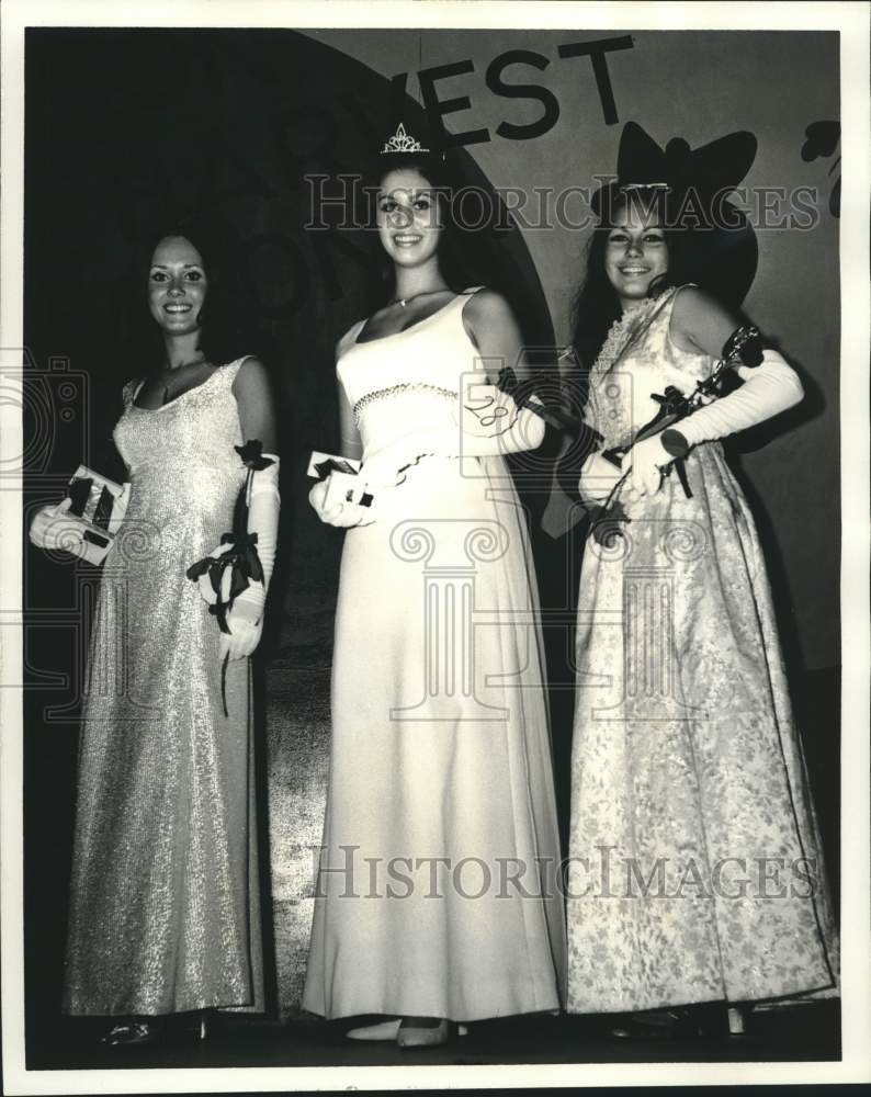 1971 Harvest Moon Queen in the Infant Jesus of Prague Beauty Contest - Historic Images