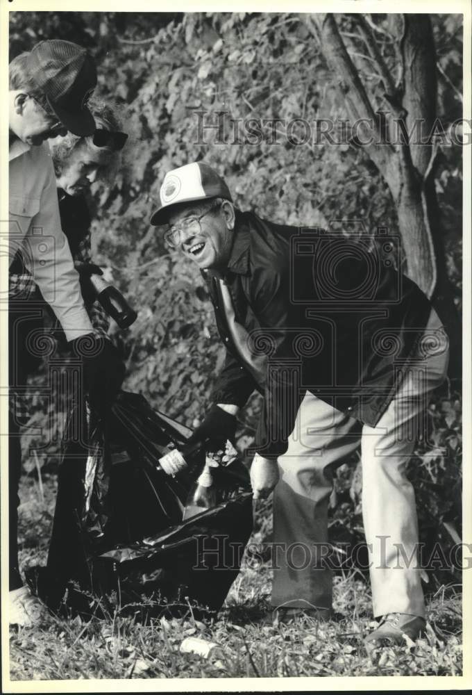 1989 Press Photo Interior Secretary Manuel Lujan, Clean-up- Daingerfield Island - Historic Images