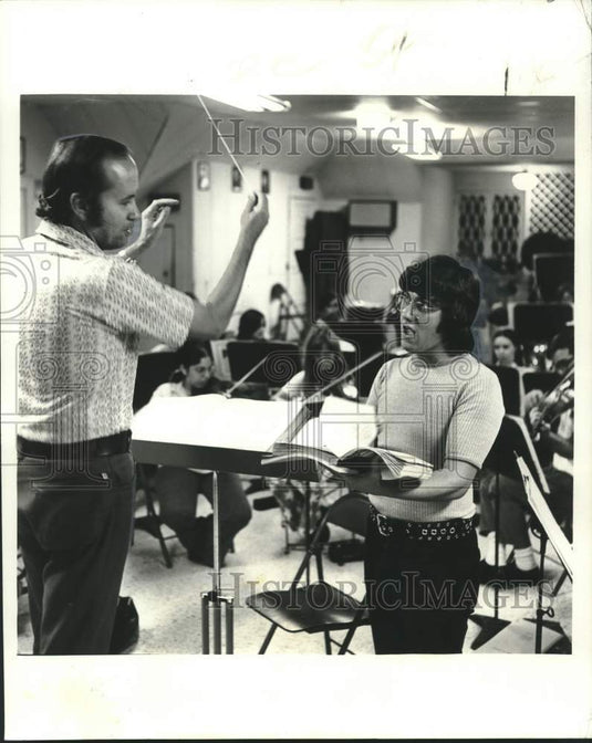 1972 Press Photo Carter Nice & Karl Laird, S.J. of "The Barber of Seville" - Historic Images