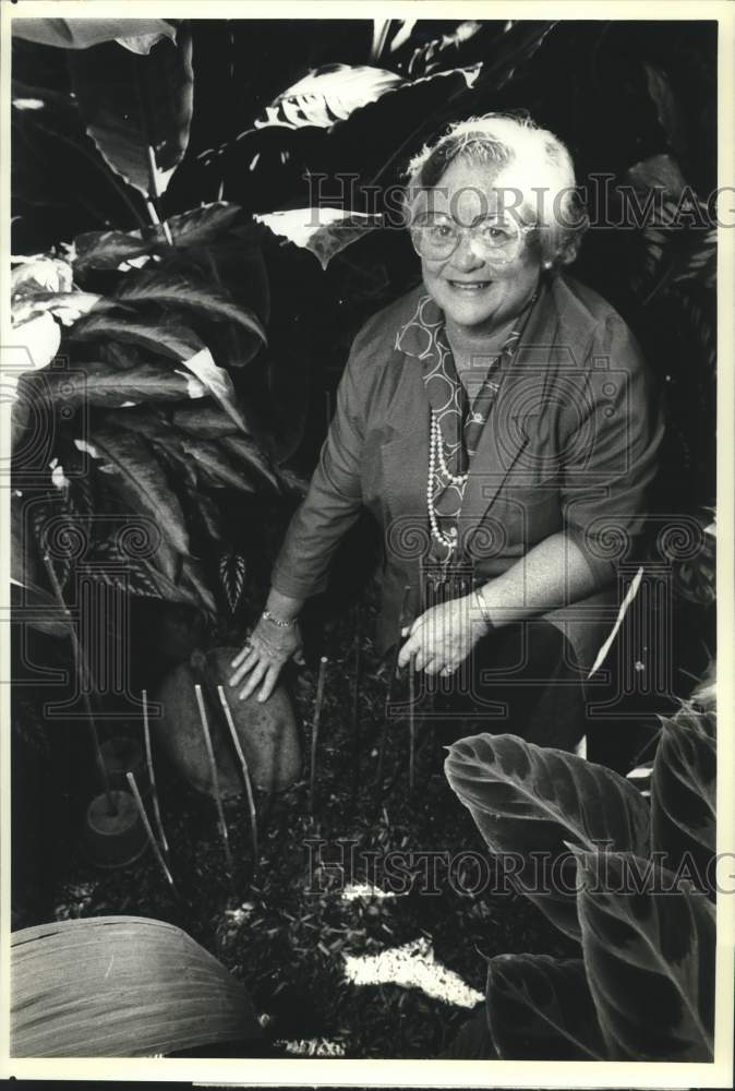 1989 Press Photo Director Ann Lyon With Rare Plant, Atlanta Botanical Gardens - Historic Images