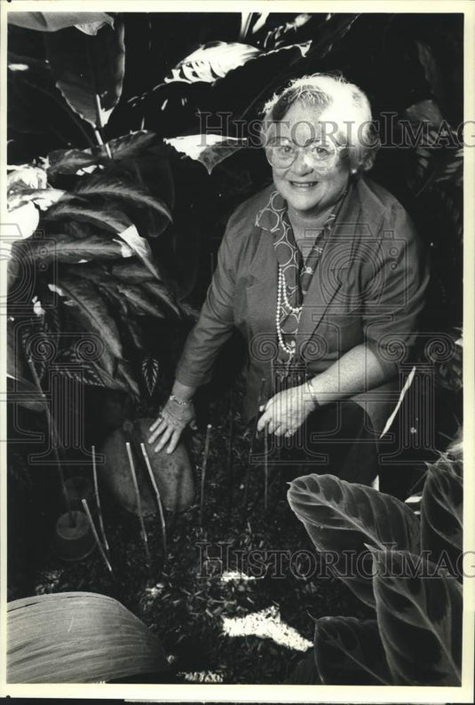 1989 Press Photo Director Ann Lyon With Rare Plant, Atlanta Botanical Gardens - Historic Images