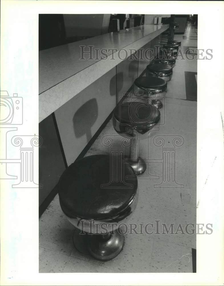 Press Photo Meandering lunch counter echoes facade- 50&#39;s theme - Historic Images