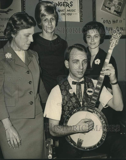 1966 Press Photo Women's Group officials hanging out at Vieux Carre night spot - Historic Images