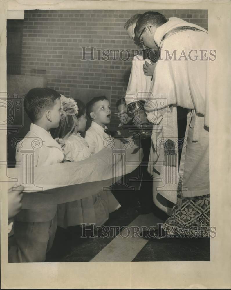 1960 Press Photo Tommy, Tessie and Bill Macheca, triplets receive 1st communion-Historic Images