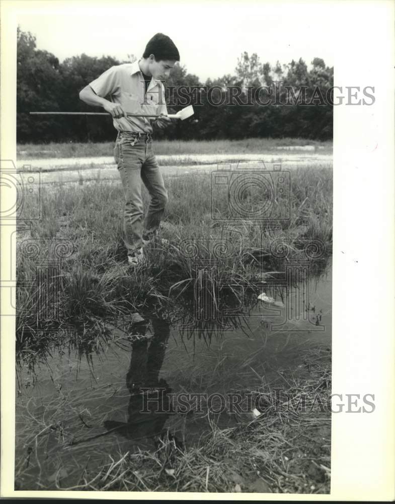 1989 Press Photo Mark Machado of Mosquito Control Inc. test stagnant water - Historic Images